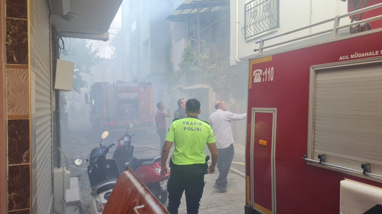 Manisa'da Evin Çatısında Çıkan Yangın Korkuttu (2)