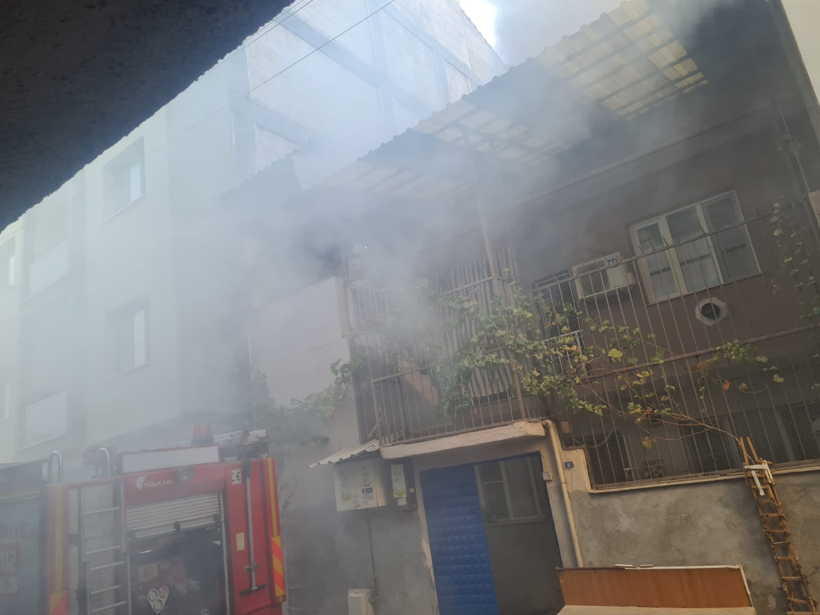 Manisa'da Evin Çatısında Çıkan Yangın Korkuttu (3)