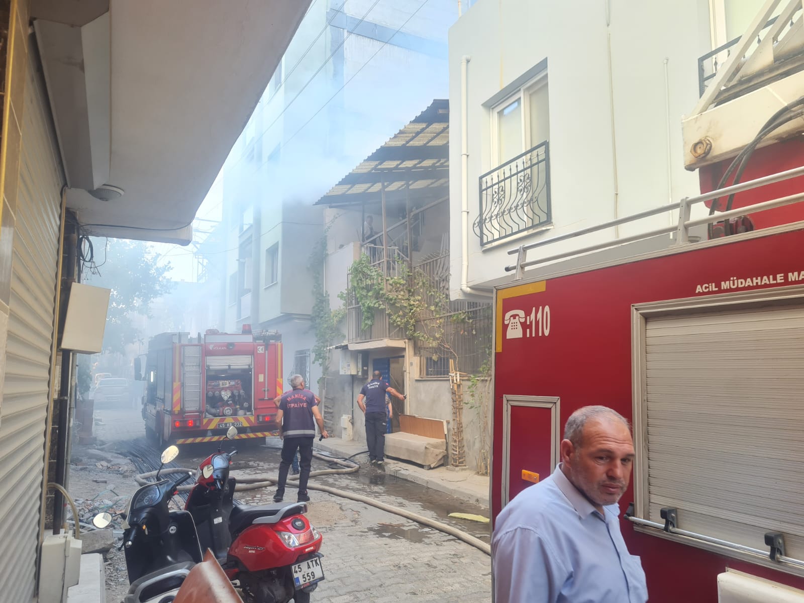 Manisa'da Evin Çatısında Çıkan Yangın Korkuttu (4)