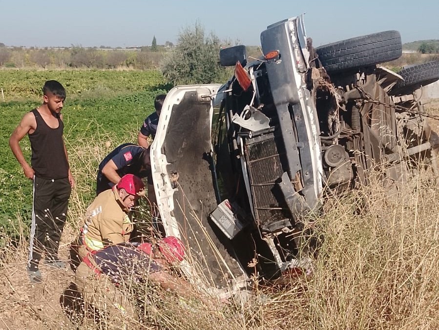 Manisa'da Kamyonet Takla Attı (2)