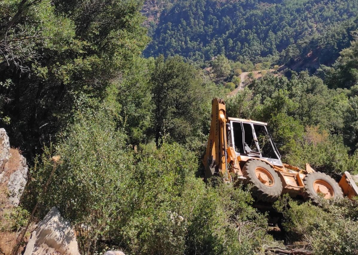 Manisa'da Kepçe Uçuruma Yuvarlandı Operatör Can Verdi! (3)