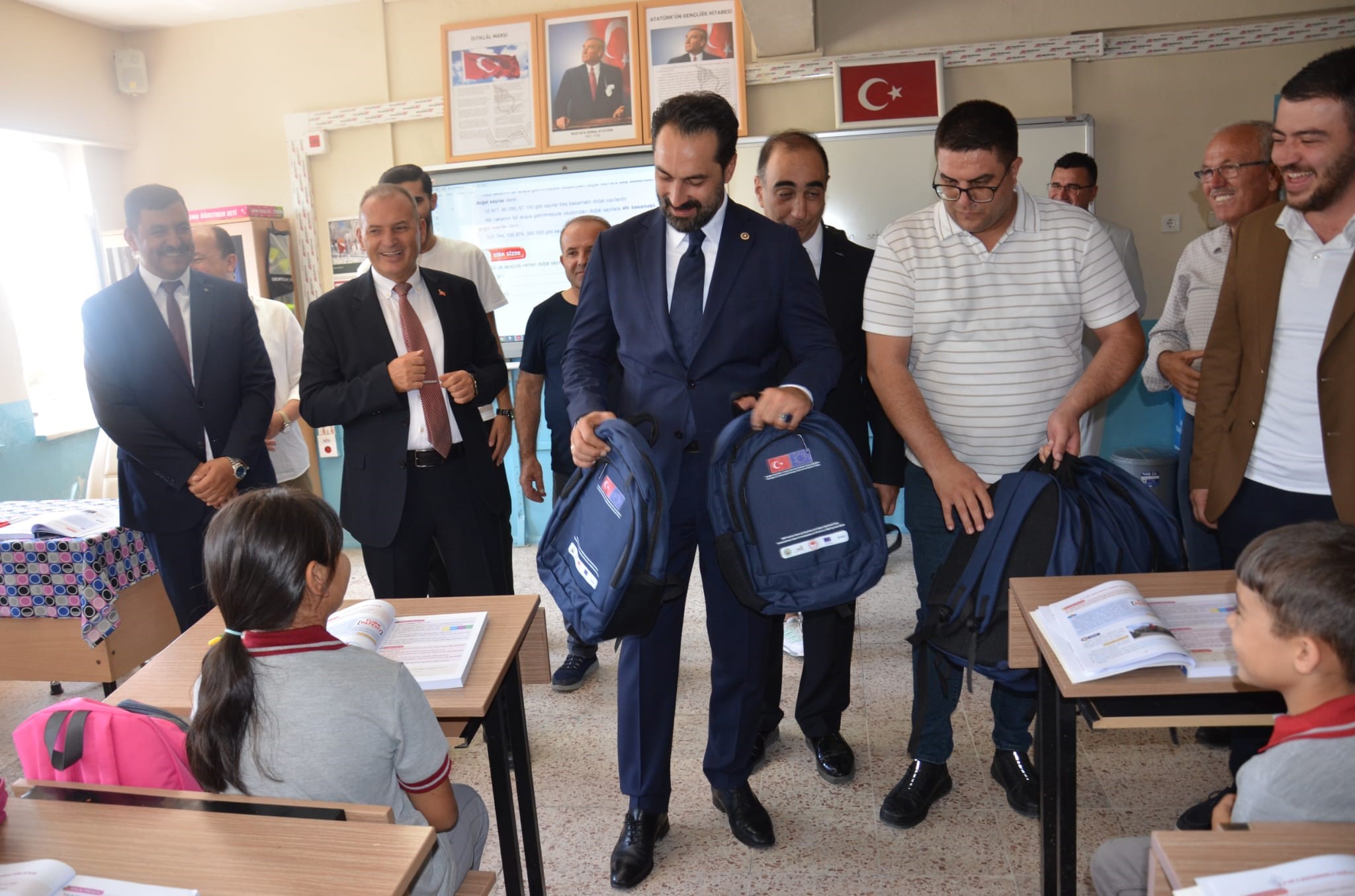 Manisa'da Öğrencilere Okulun Ilk Gününde Sürpriz! (1)