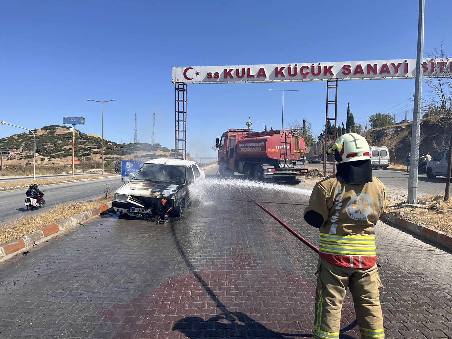 Manisa'da Otomobi Yangını (2)