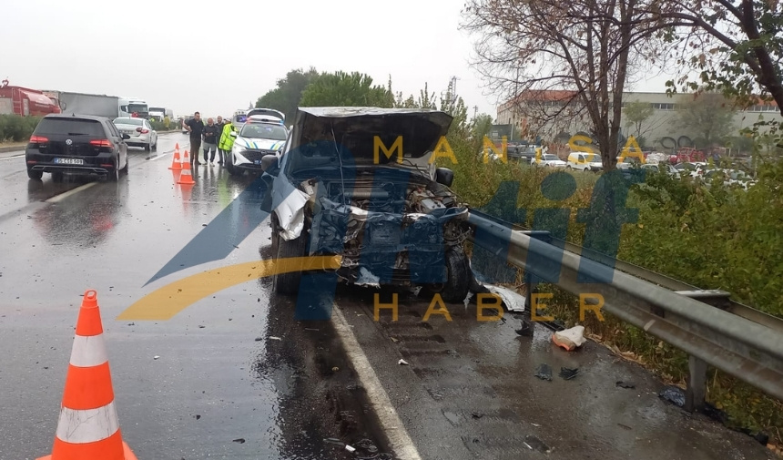 Manisa'da Zincirleme Kazada 1 Kişi Hayatını Kaybetti 1 (1)