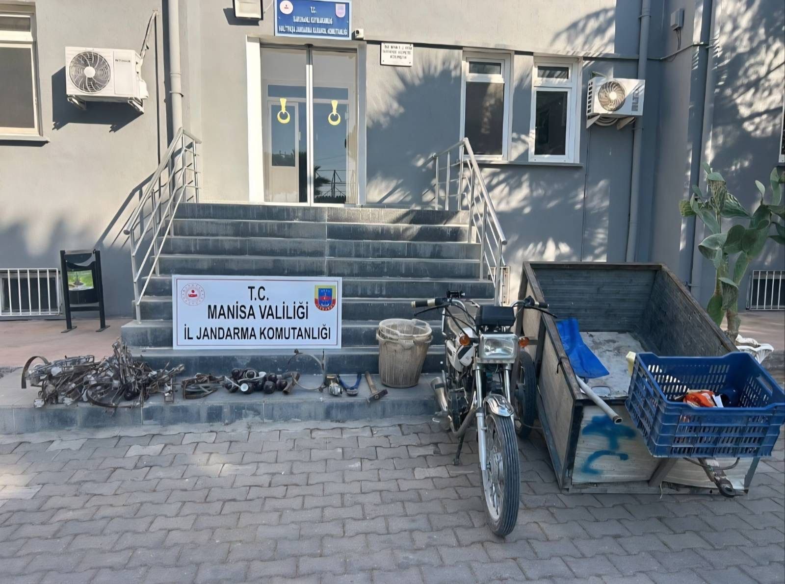 Olay, Manisa'nın Saruhanlı Ilçesine Bağlı Develi Mahallesi'nde Meydana Geldi. Jandarma Ekipleri Devriye Görevi Yürüttükleri Sırada Bakıma Alınan Yaklaşık 50 Adet Elektrik Direğinin Üzerinde Bulunan Demirler Ve Malzemelerin,
