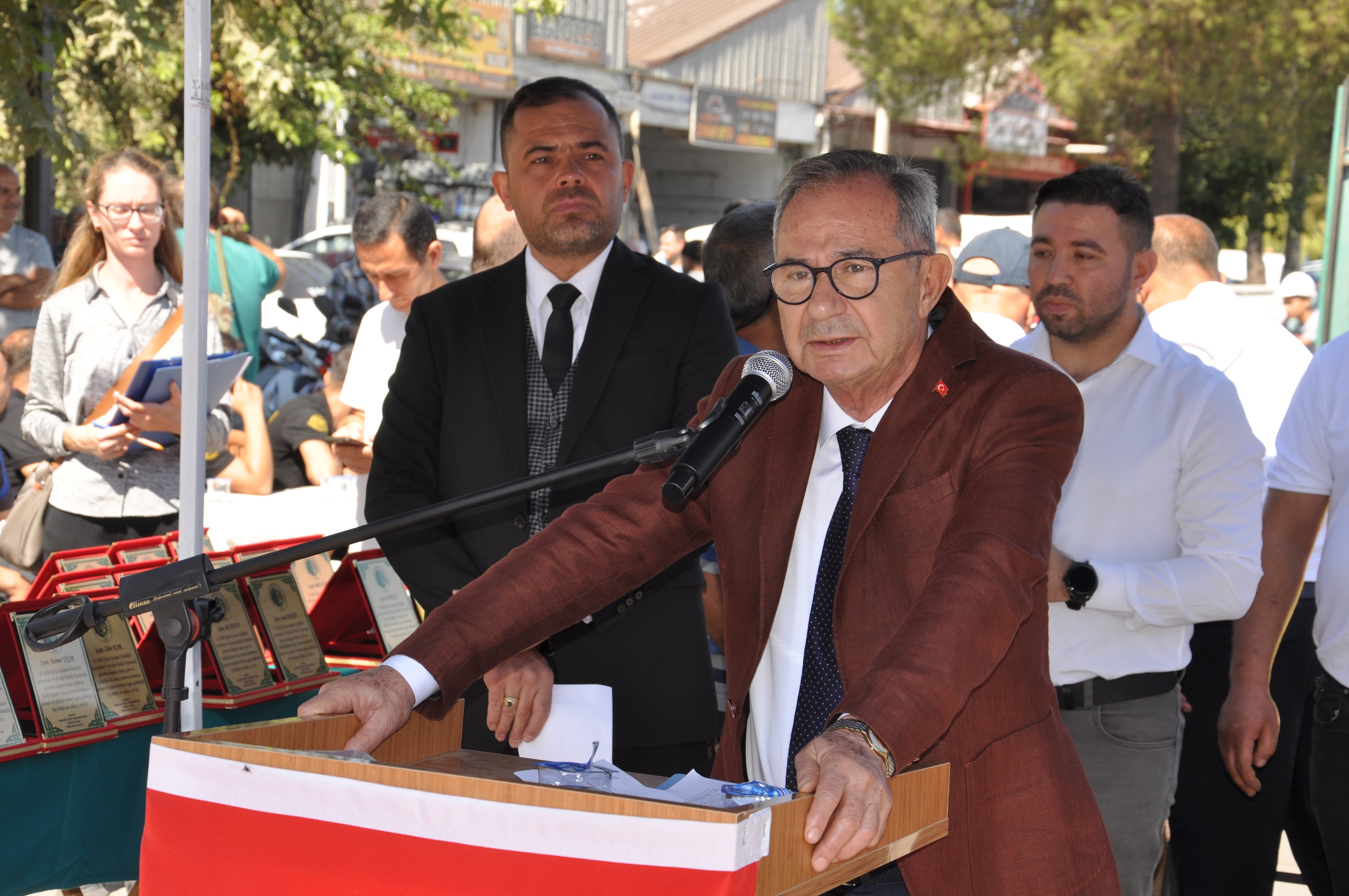 Salihli’de Yılın Ahi Beratı Ödülü 70 Yıllık Tamirci Tıraşcı’ya Verildi (5)