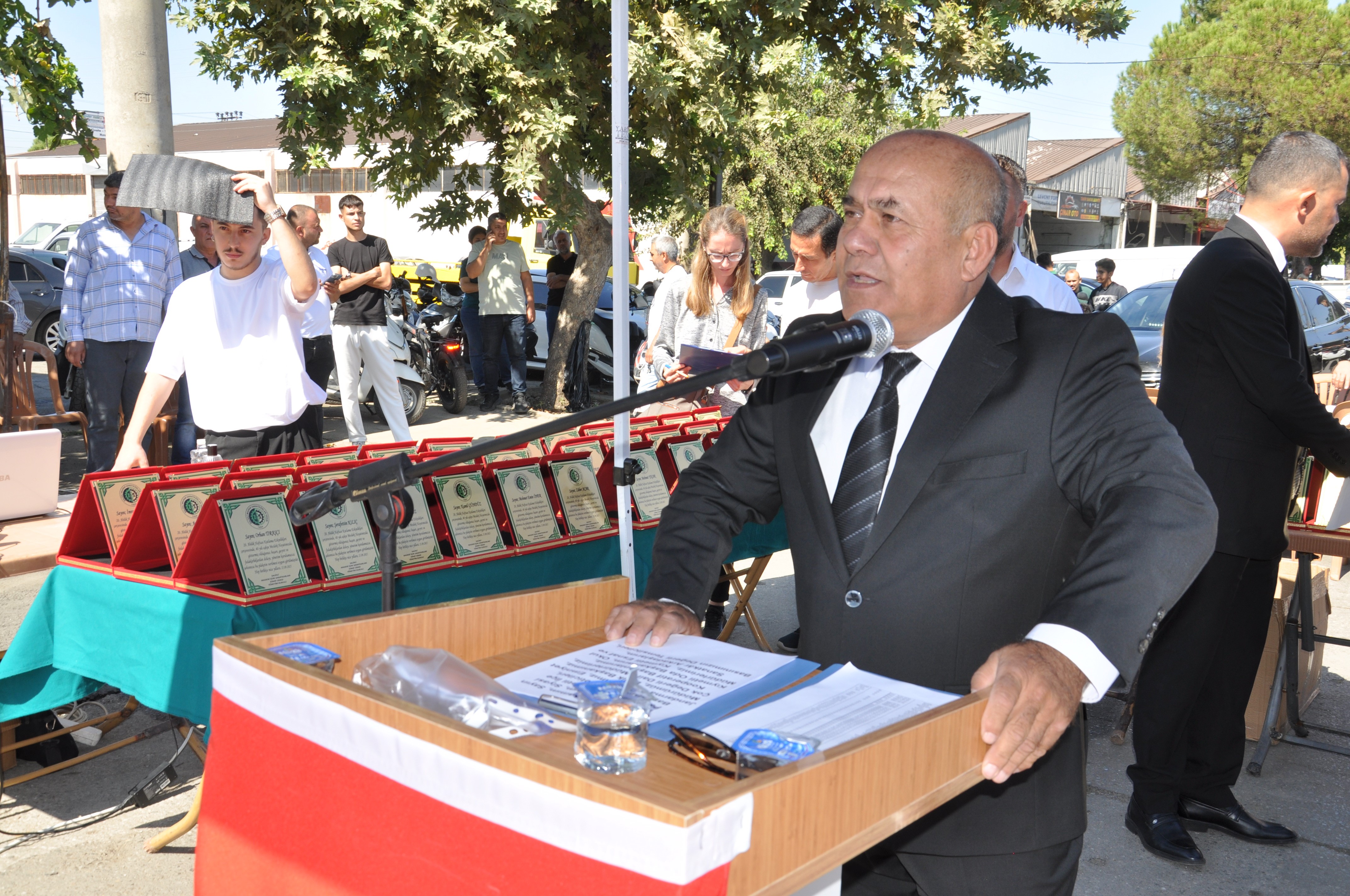 Salihli’de Yılın Ahi Beratı Ödülü 70 Yıllık Tamirci Tıraşcı’ya Verildi (6)