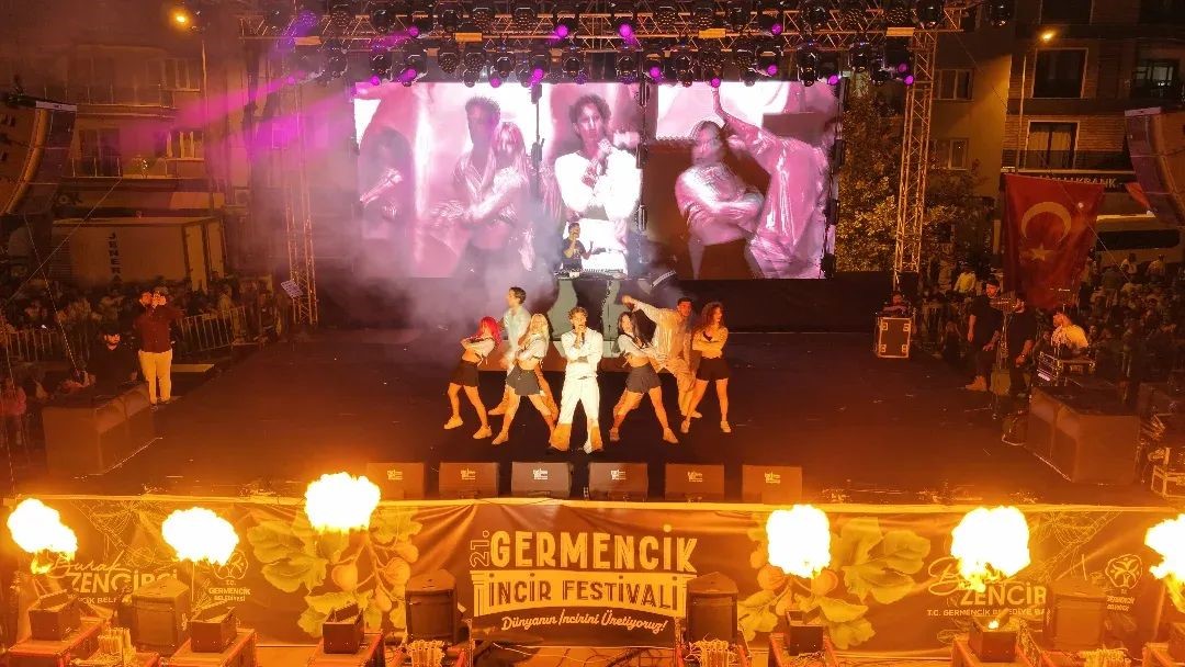 Ünlü Sanatçı Çakal'dan Festivale Renk Katan Performans! (1)