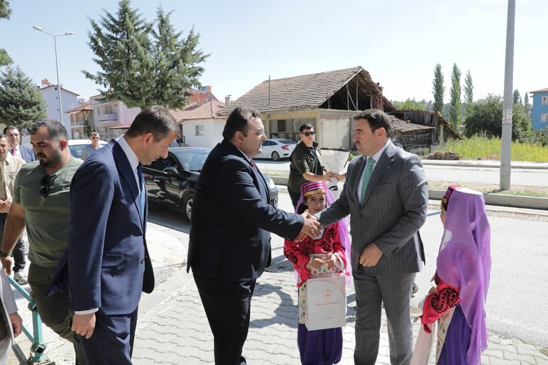 Vali Işın, Pazarlar'da Yürütülen Projeler Ve Yatırımları Inceledi (3)