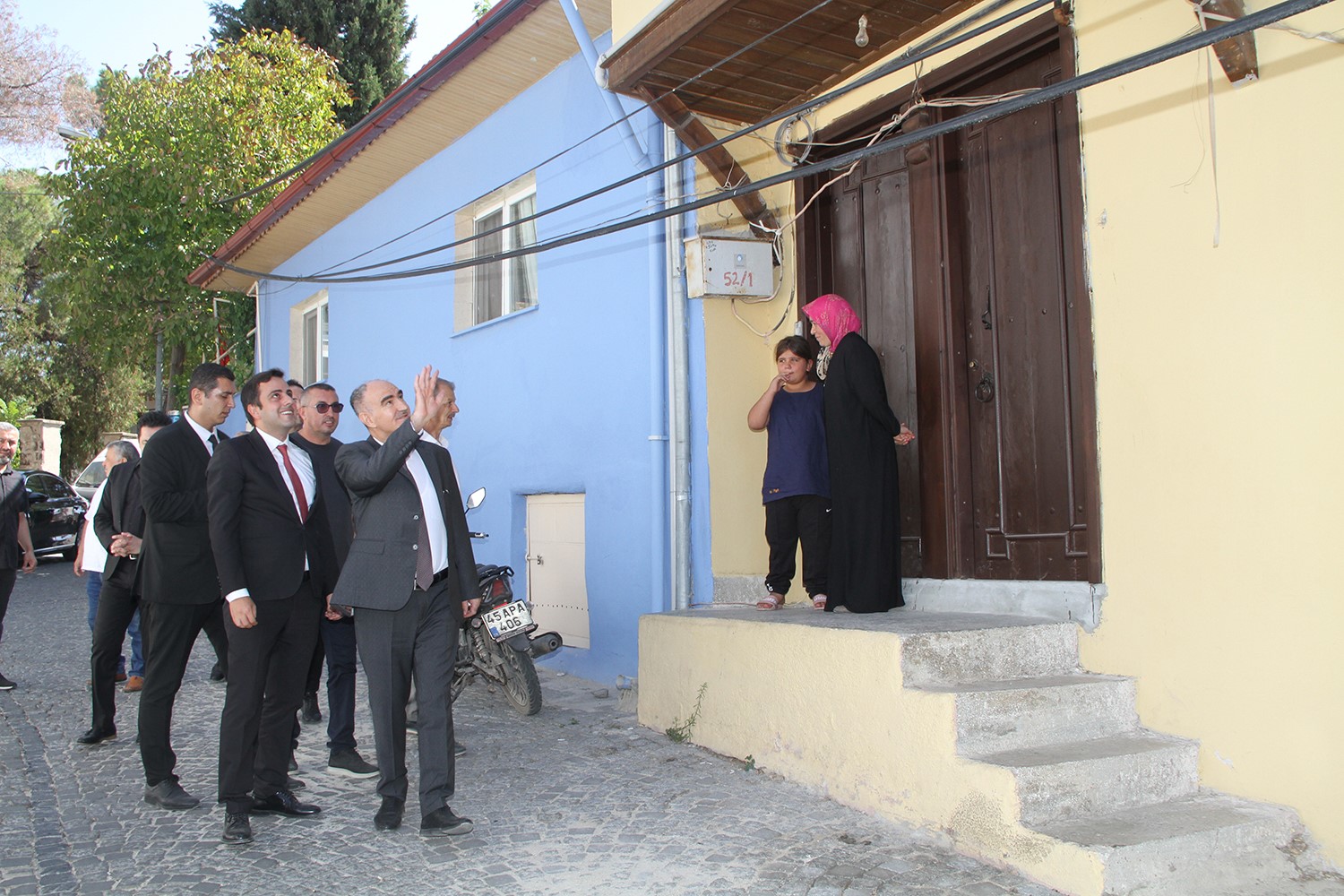 Vali Özkan Kula'da Tarihi Zafer Okulu'nu Gezdi (4)