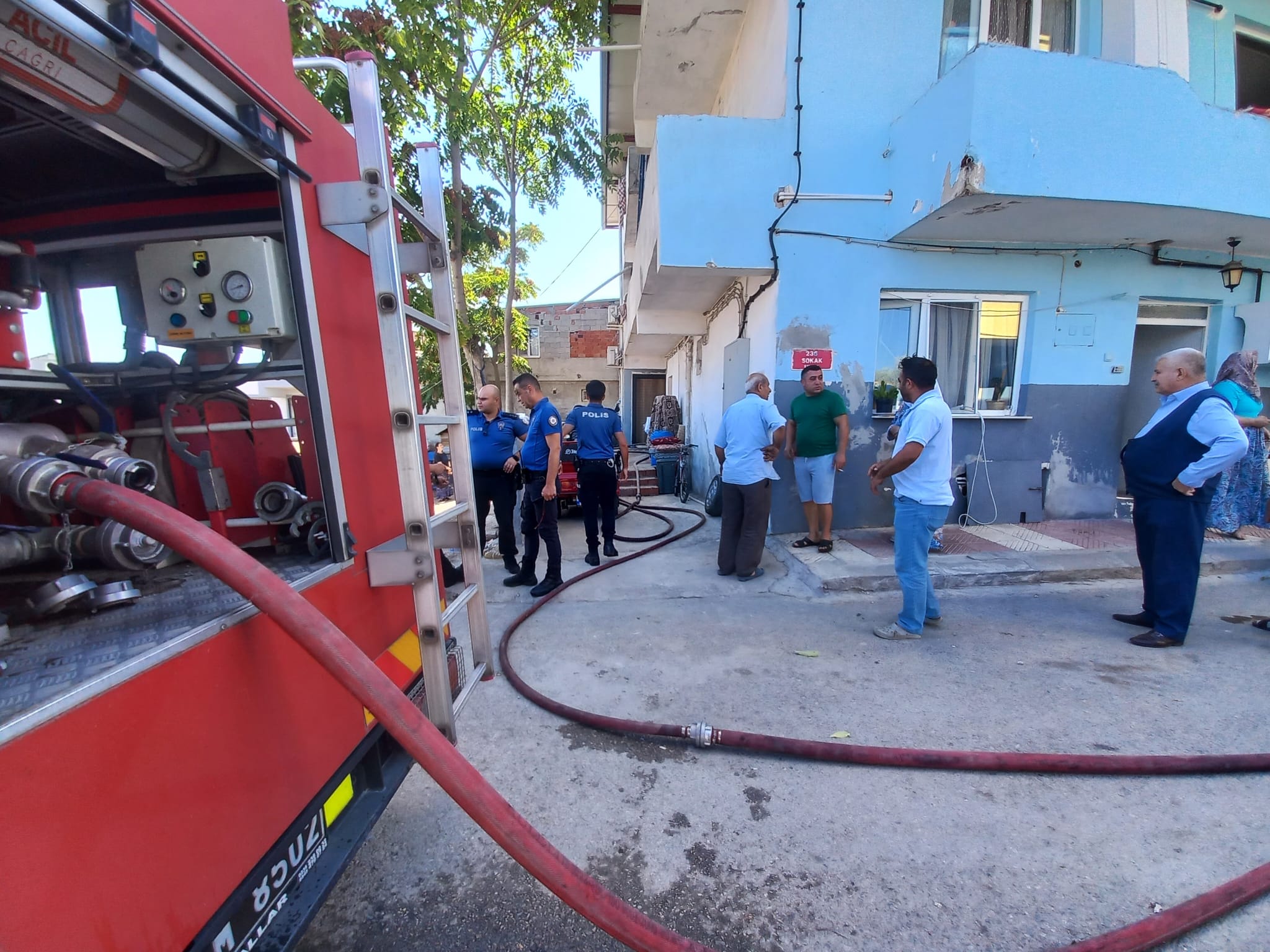 Yangın Paniği Dairede Maddi Hasar, İki Kişi Dumandan Etkilendi (1)