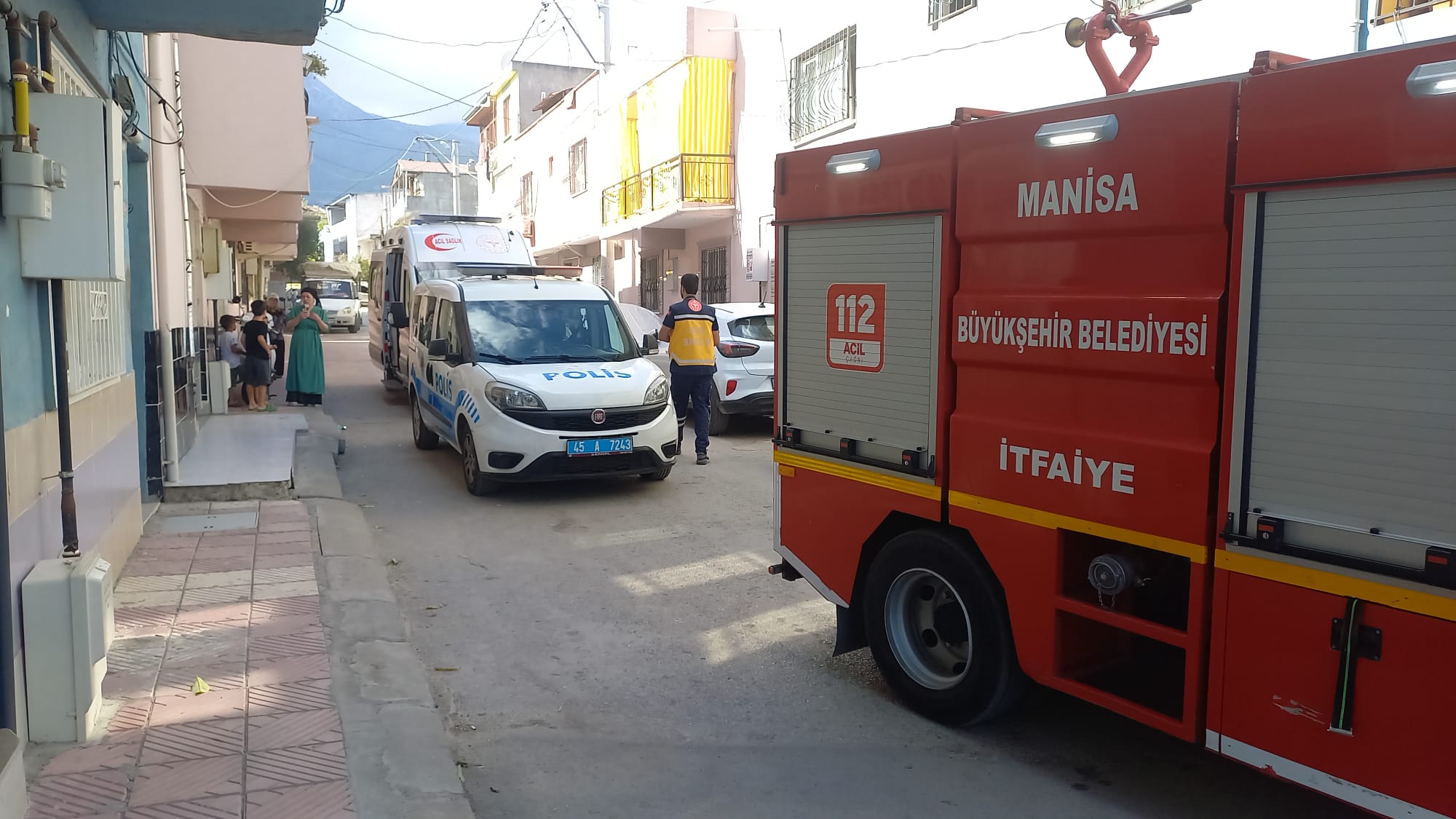 Yangın Paniği Dairede Maddi Hasar, İki Kişi Dumandan Etkilendi (3)