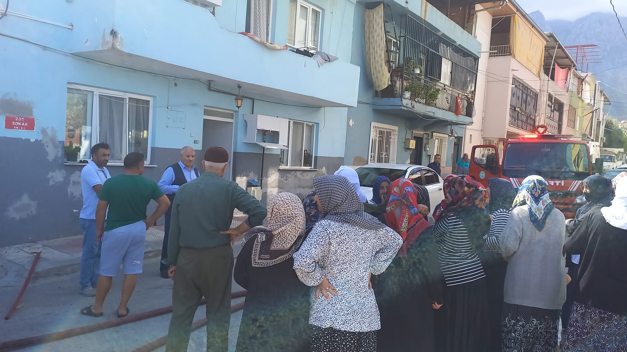 Yangın Paniği Dairede Maddi Hasar, İki Kişi Dumandan Etkilendi (5)