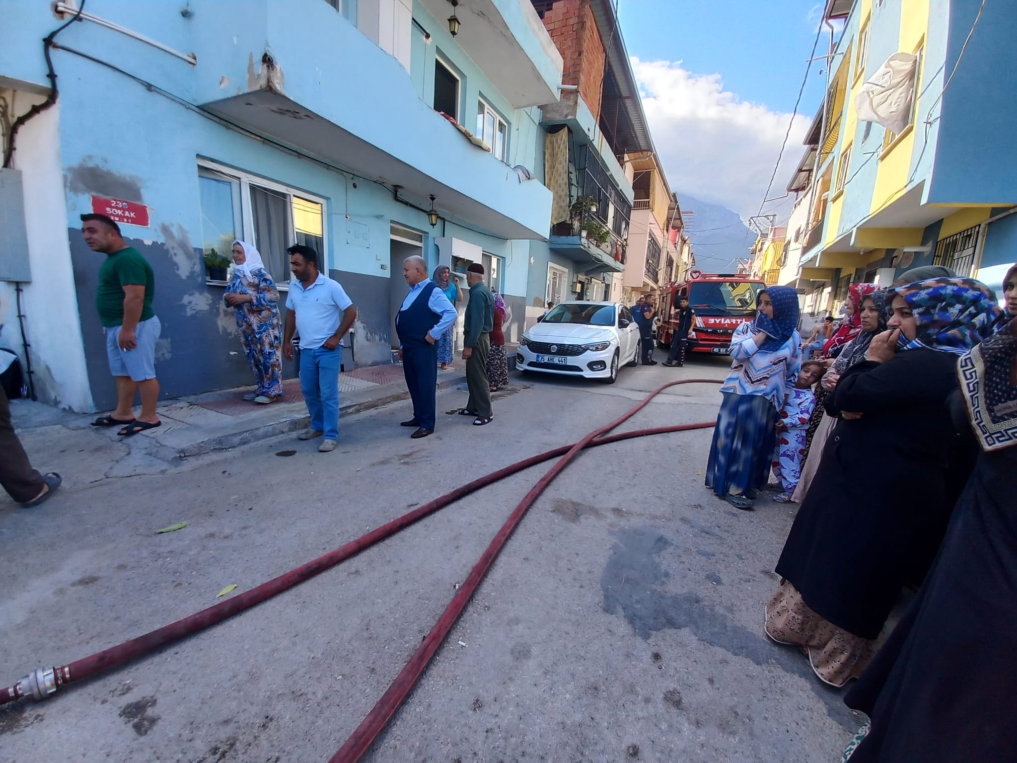Yangın Paniği Dairede Maddi Hasar, İki Kişi Dumandan Etkilendi (7)