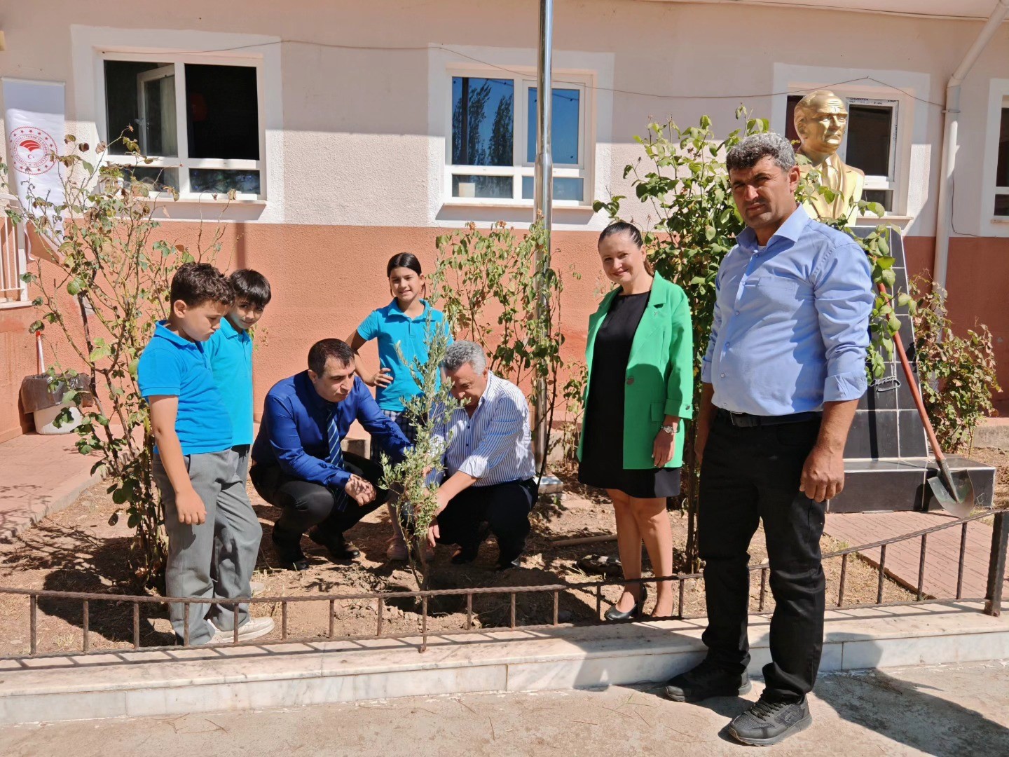 Zeytin Fidanlarını Toprakla Buluşturdu (1)