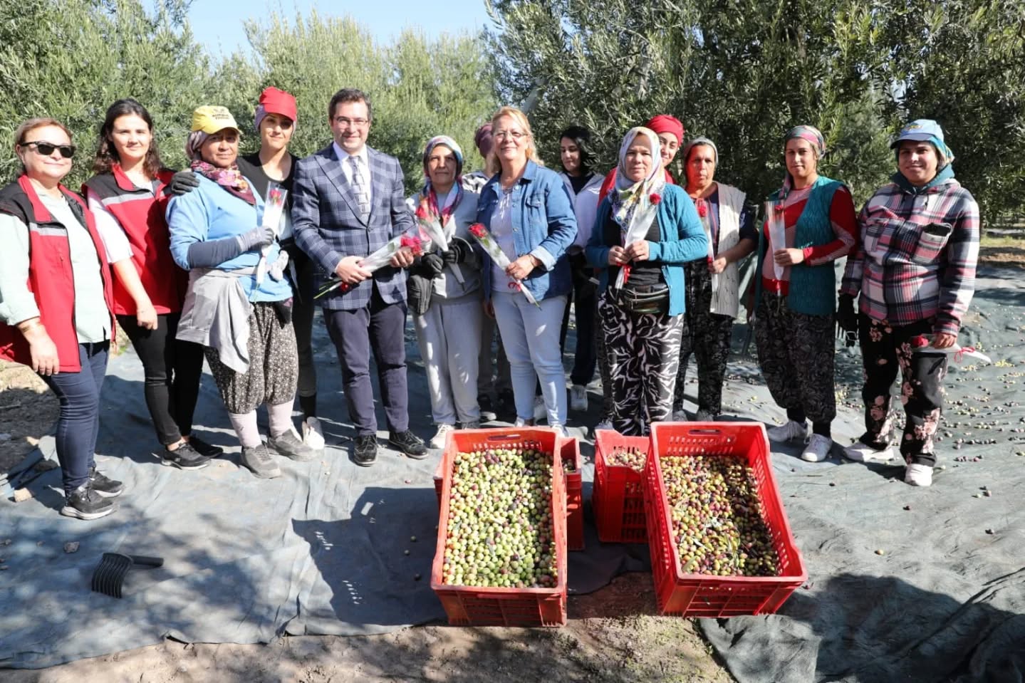 Manisa’da kadın çiftçiler üretim alanlarında ziyaret edildi.1.