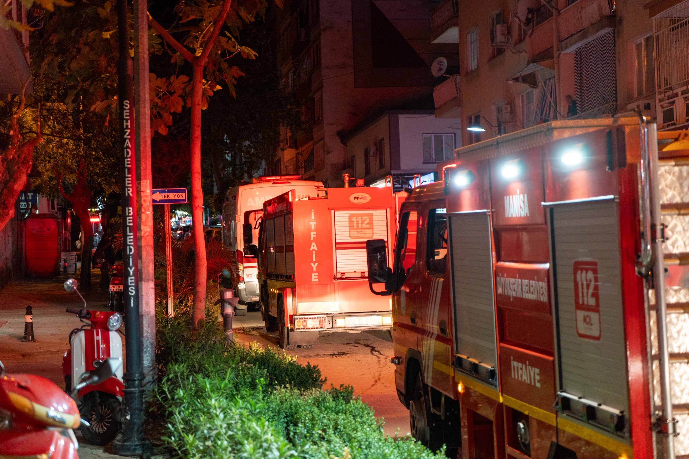 Manisa'da Eşine Sinirlenip Evini Yakan Şüpheli Tutuklandı-1.