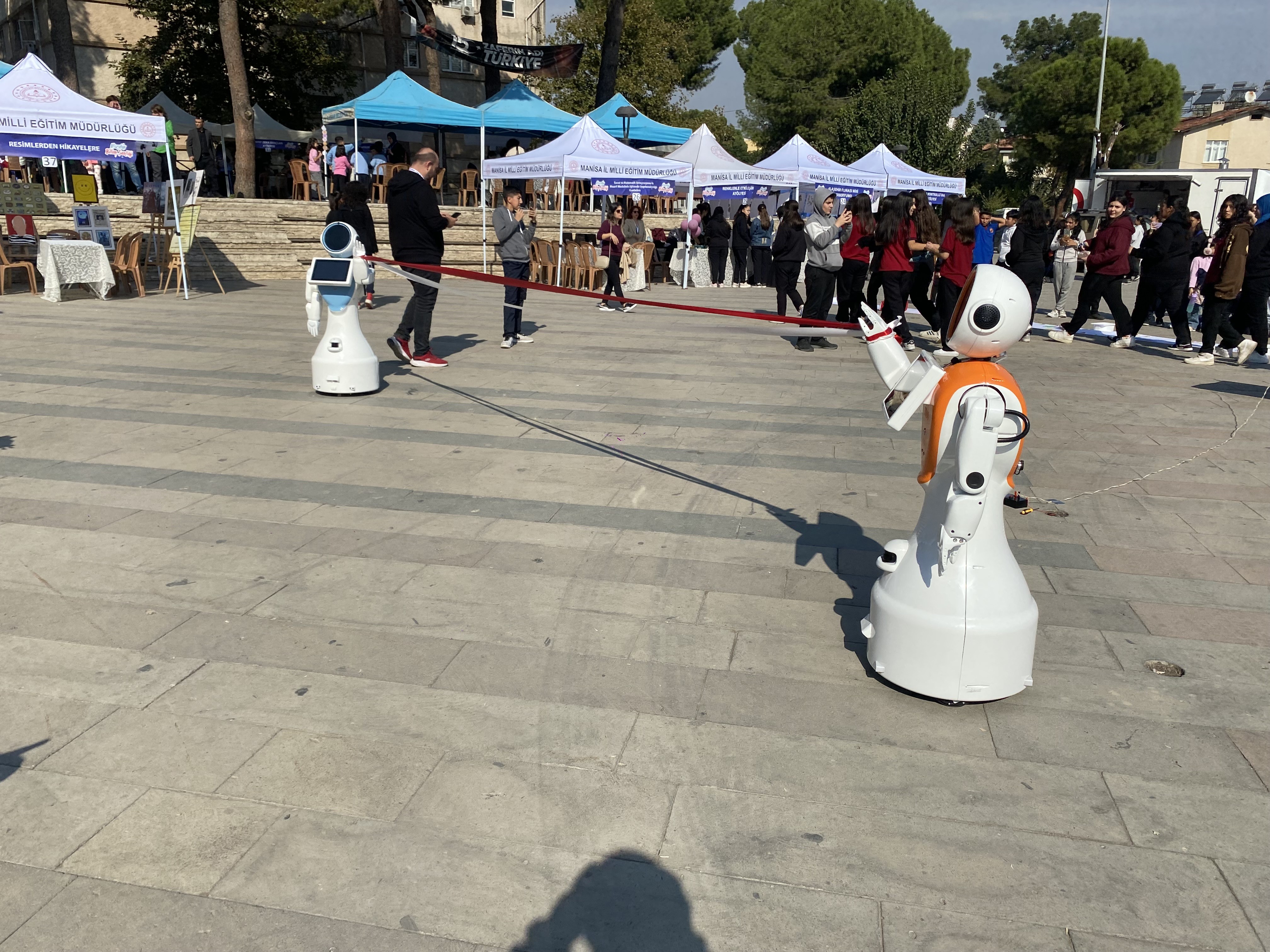 Alaşehir’de Bilim Şenliği’nde zeybek oynayan robotlar ilgi odağı oldu-2.2