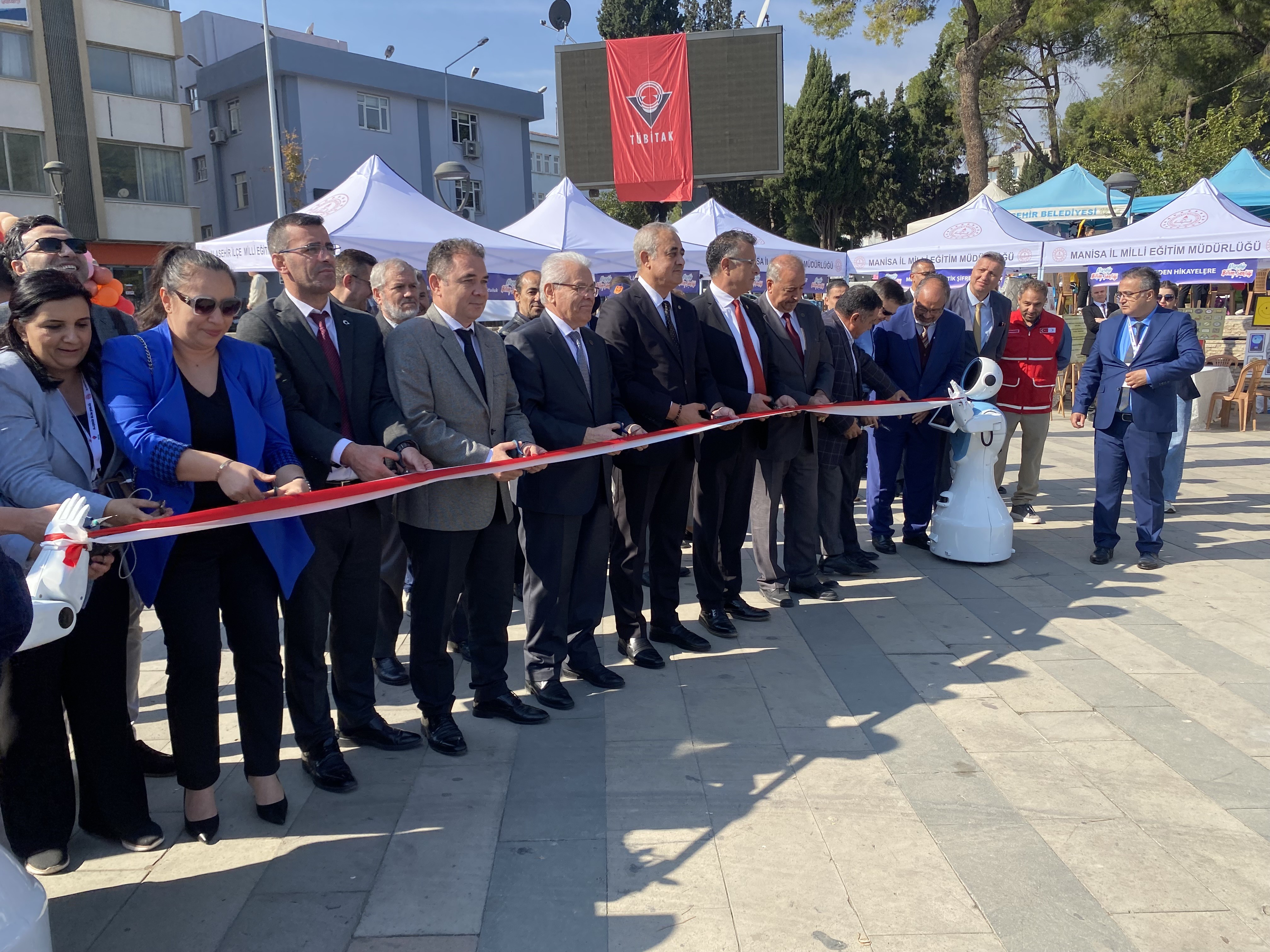 Alaşehir’de Bilim Şenliği’nde zeybek oynayan robotlar ilgi odağı oldu-1.