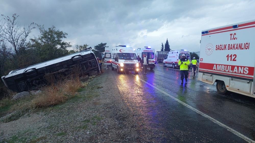 Tur midibüsü şarampole yuvarlandı: 2 ölü, 31 yaralı