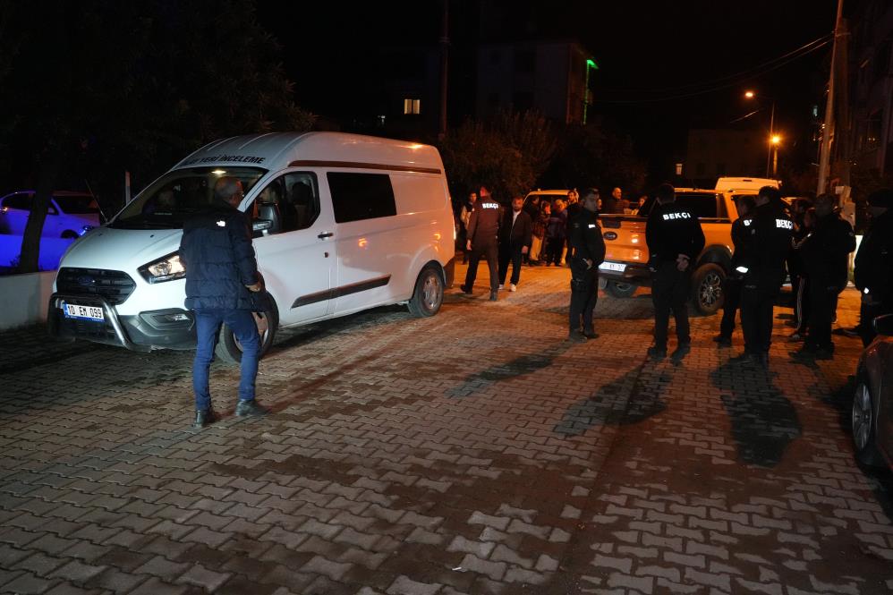 Öte yandan, Edremit’te dün meydana gelen ve bir kişinin iki kişiyi öldürüp 2’si polis 7 kişiyi yaraladığı silahlı saldırının ardından, bu gece yaşanan cinayet olayının söz konusu saldırıyla bağlantısının olup olmadığı araştırılıyor.
