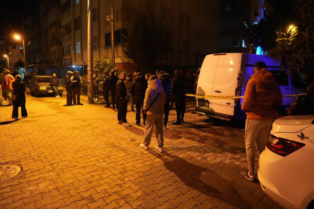 Sağlık ekiplerinin yaptığı kontrolde, şahsın silahla vurularak hayatını kaybettiği belirlendi.