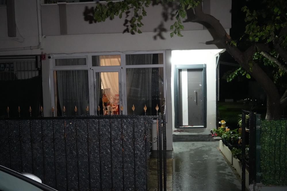 Alınan bilgilere göre, vatandaşlar 18035. Sokak’taki bir evin önünde kan izlerini olduğu görünce durumu 112 Acil Çağrı Merkezi'ne ihbar ettiler.