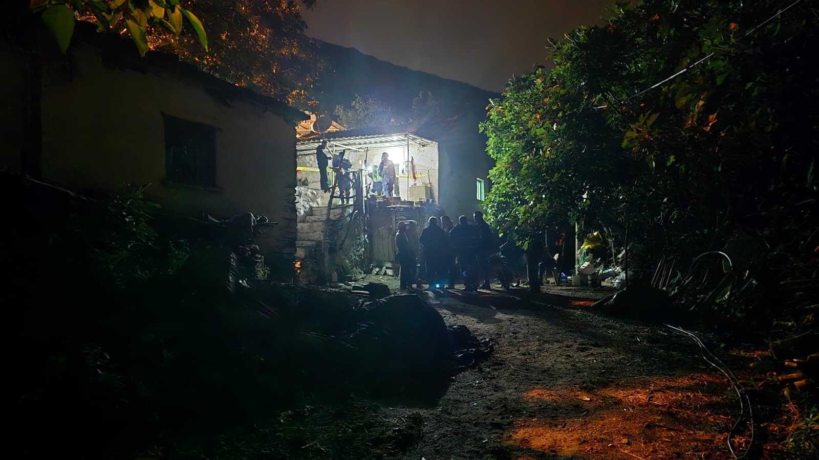 İzmir'de aile faciası: Baba oğlunu ve eşini vurdu-.1.1