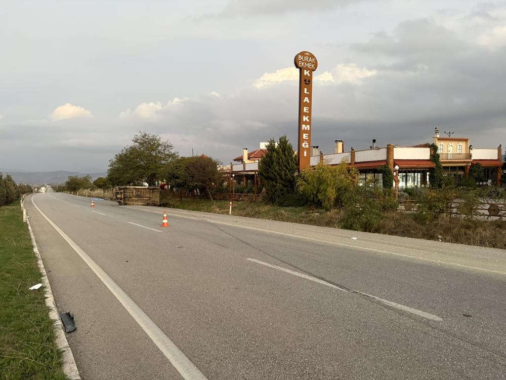 Öte yandan İzmir Ankara D300 Karayolu Uşak istikametine bir süre tek şeritten sağlanan trafik akışı kazaya karışan araçların yoldan kaldırılması ile normale döndü.
