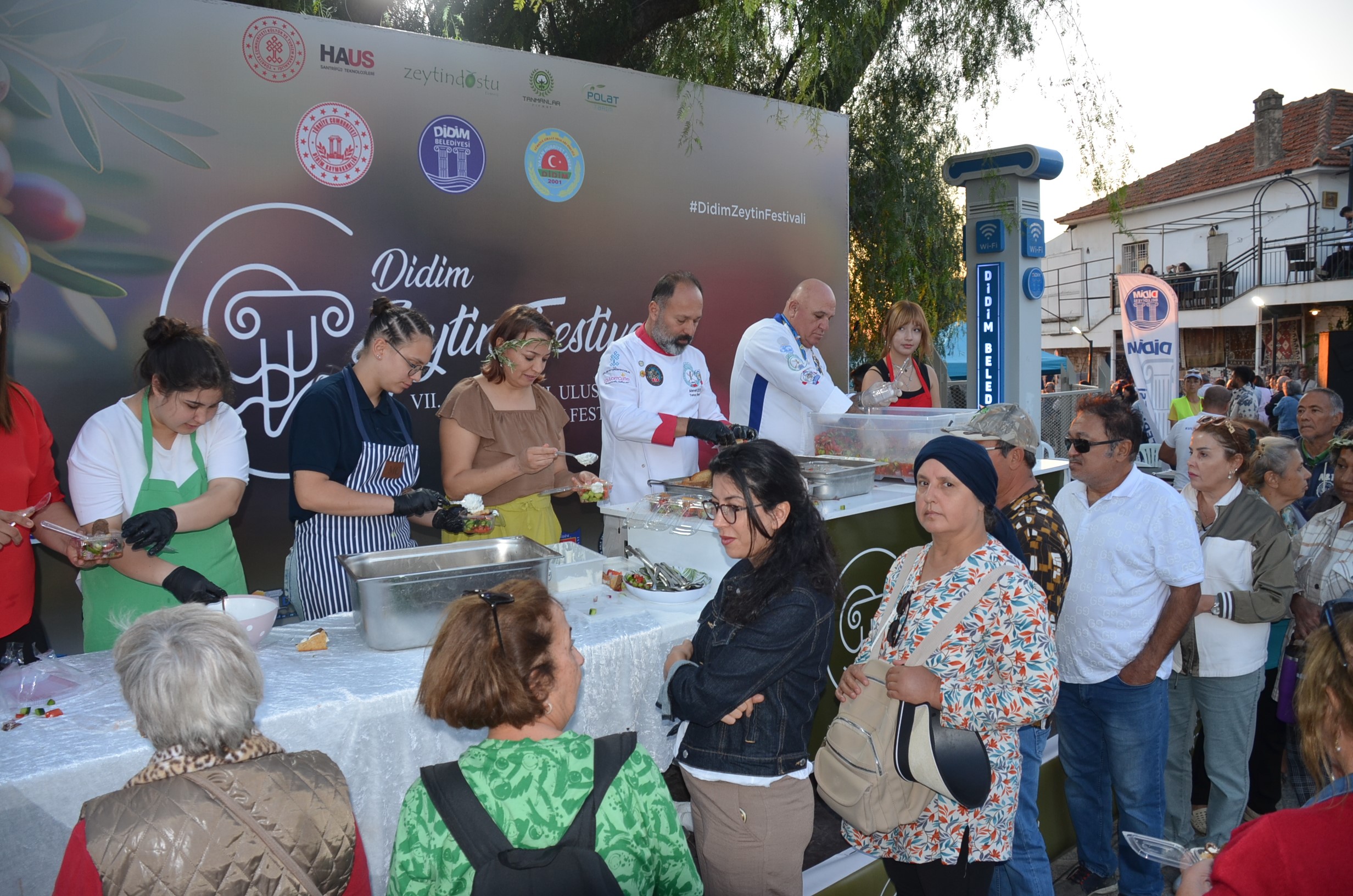 Aydın'ın Didim Ilçesinde Bu Yıl 7. Düzenlenen Didim Zeytin Festivali Geçen Yıl Olduğu Gibi Bu Yılda Zeytinyağı Tadım Rekoru Kırıldı (4)