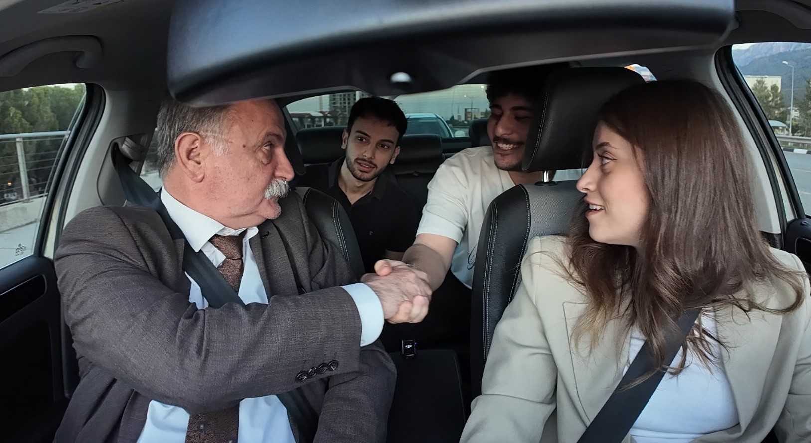 Başkan Balaban'dan Sürpriz Ziyaret Otostop Çeken Öğrencilerin Evine Konuk Oldu (1)