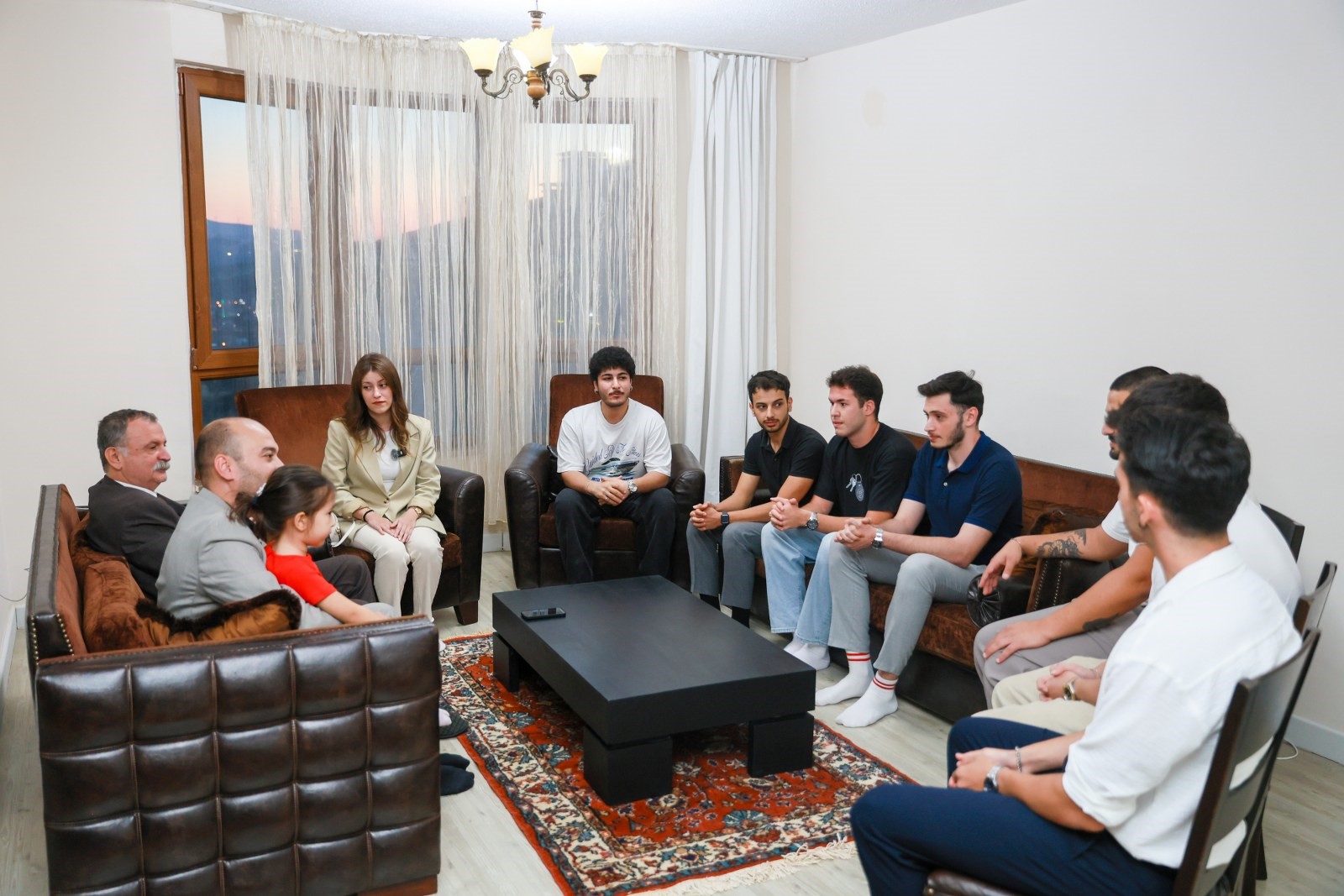 Başkan Balaban'dan Sürpriz Ziyaret Otostop Çeken Öğrencilerin Evine Konuk Oldu (3)