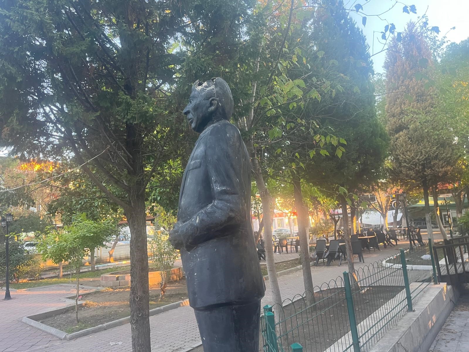 Buldan'a Önemli Hizmetler Kazandıran Talat Tarakçı'nın Abidesi İhmal Edildi (3)