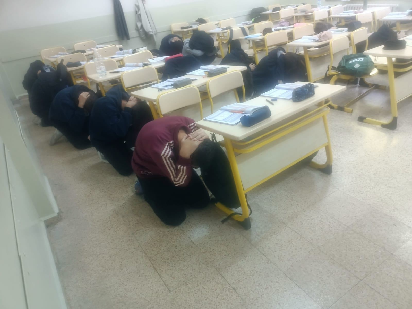 Ege'de Lise Öğrencilerine Deprem Tahliye Tatbikatı (1)