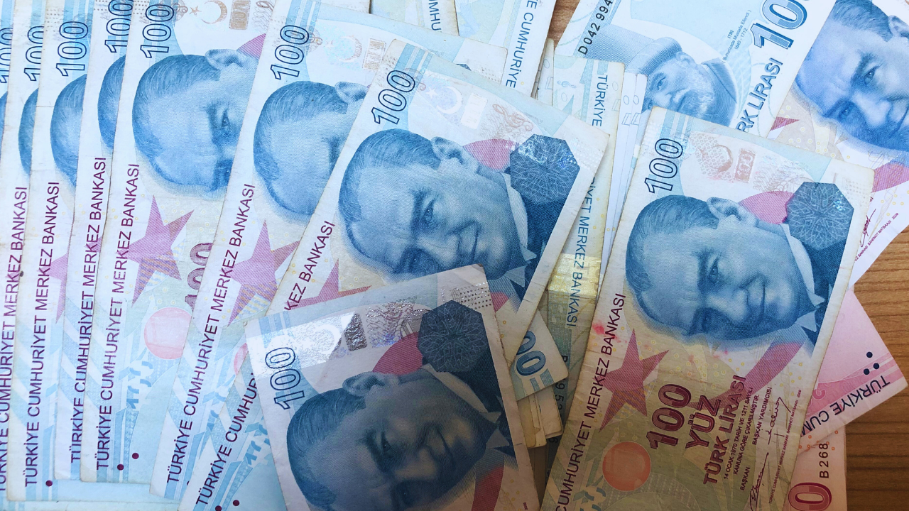 GSS borçları ne zaman silinecek?
Hükümet, Genel Sağlık Sigortası (GSS) borçlarına yönelik önemli bir adım attı. TBMM'de görüşülmekte olan torba yasa teklifi, vatandaşların uzun süredir biriken borç yükünü hafifletmeyi hedefliyor. Yapılan düzenlemeye göre, 2015 yılı öncesine ait tüm GSS prim borçları silinecek. Bu sayede, yaklaşık 1 milyon 491 bin kişinin toplam 3.1 milyar TL tutarındaki eski borcu silinmiş olacak.