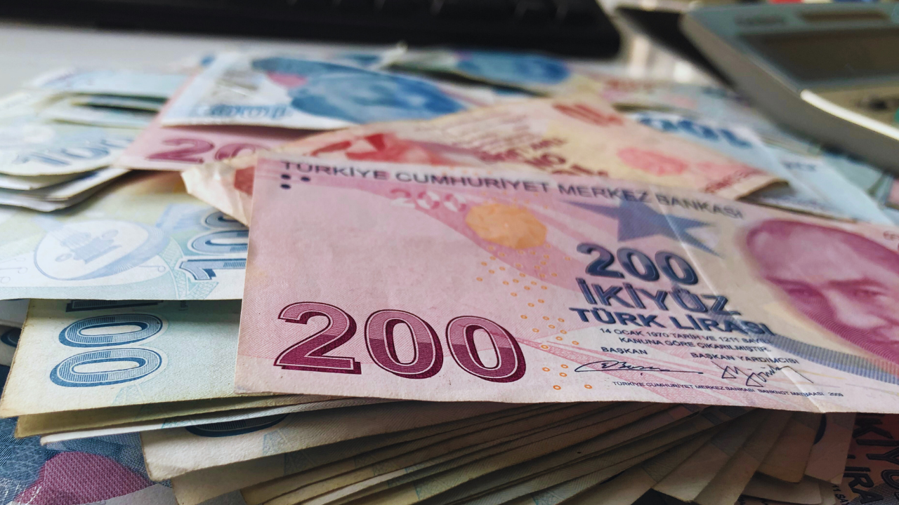 Bununla da kalmayıp, diğer dönemlere ait borçlar için de büyük bir kolaylık sağlanıyor. Yaklaşık 10 milyon vatandaşı ilgilendiren 100 milyar TL'yi aşan GSS borçları ise yeni düzenlemeyle erteleniyor.
Bu yasal düzenlemenin 2025 yılı içerisinde yürürlüğe girmesi bekleniyor. Borçların silinmesi ve ertelenmesiyle birlikte, vatandaşların üzerindeki mali yük azalacak ve sağlık hizmetlerine erişimleri önemli ölçüde kolaylaşacak.