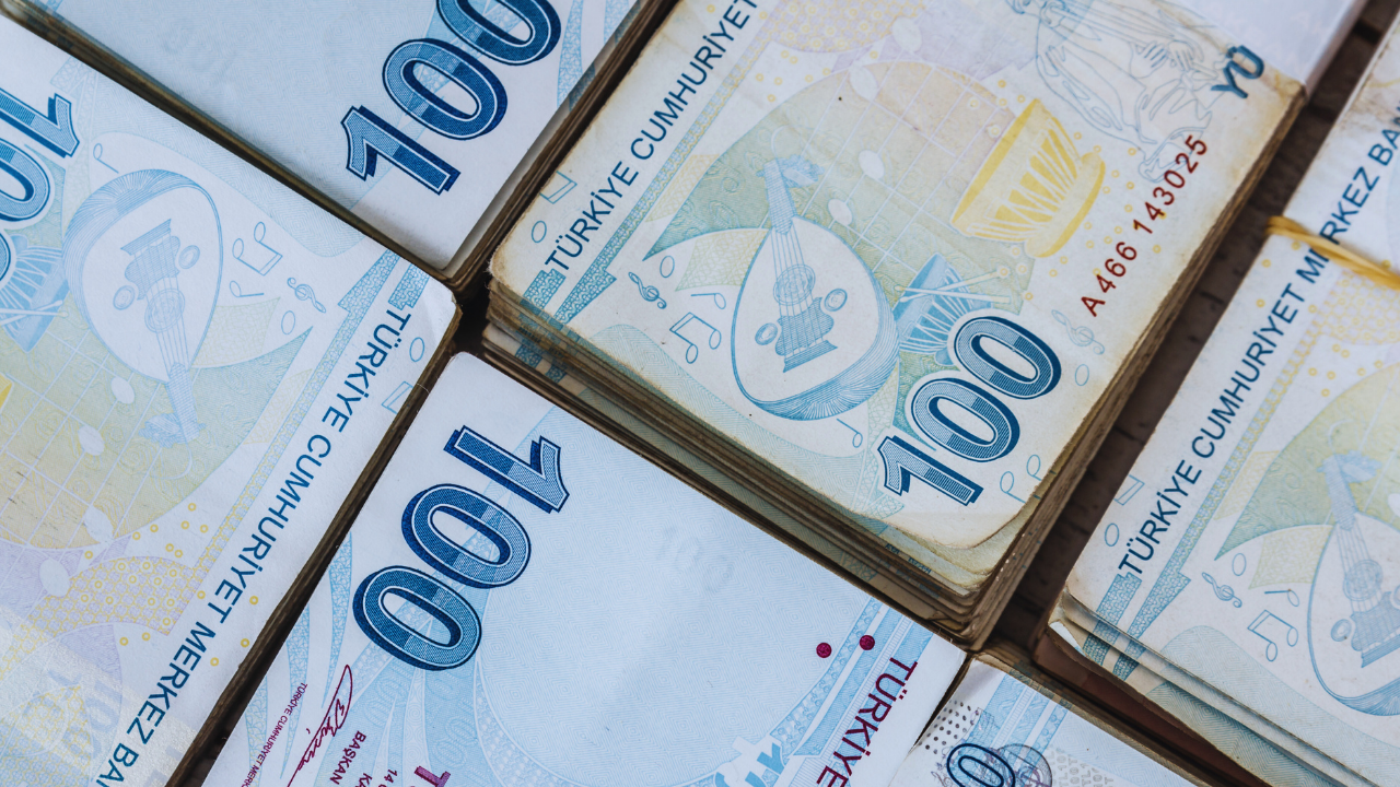 Kimlerin GSS prim borcu silinecek?
GSS prim borcu silecek yeni düzenlemeden, ilk olarak 2015 ve öncesine ait borcu olan yaklaşık 1 milyon 491 bin kişi faydalanacak. Bu grup, çoğunlukla gelir testi yaptırmamış veya düşük gelirli olup, uzun süredir borcunu ödeme ya da yapılandırma fırsatı bulamamış vatandaşlardan oluşuyor.
Bunun yanı sıra, gelir testi yaptırmadığı için sürekli prim borcu biriken düşük gelirli vatandaşların borçlarının ertelenmesi de düşünülüyor. Ödeme gücü olmayan bu kişilerin borçlarının ertelenmesi, sağlık hizmetlerinden kesintisiz faydalanabilmelerini sağlayacak.