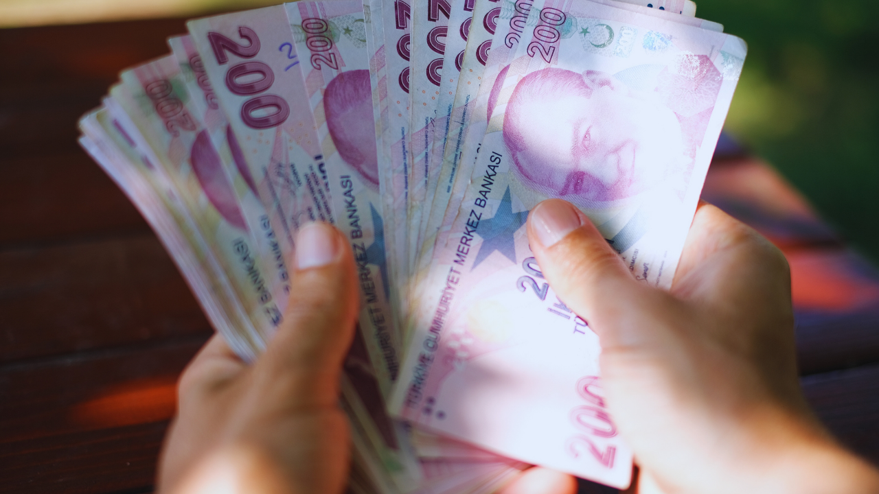 GSS affı ne zaman yürürlüğe girecek?
GSS borçlarının silinmesi veya ertelenmesiyle ilgili düzenlemenin 2025 yılı içinde yürürlüğe girmesi öngörülüyor. Kesin bir tarih henüz duyurulmamış olsa da, bu düzenlemenin torba yasa teklifine eklenerek Meclis onayından sonra uygulamaya konulması bekleniyor.