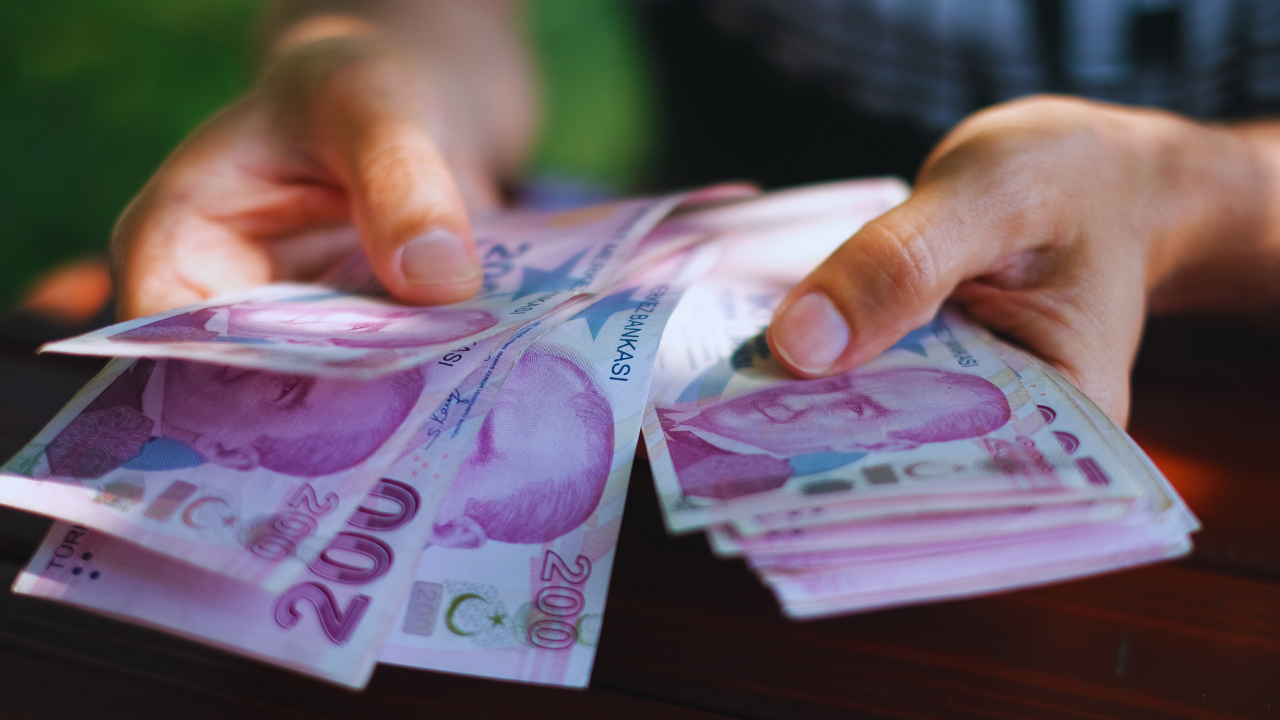 2025'te ne kadar borç silinecek?
Türkiye Büyük Millet Meclisi'nde (TBMM) yasalaşması beklenen yeni bir düzenleme, eğer 2025 yılında hükümet tarafından hayata geçirilirse, 1 milyon 491 bin 12 kişinin 2015 yılına ait toplam 3 milyar 128 milyon 333 bin 178 TL'lik borcu silinecek.