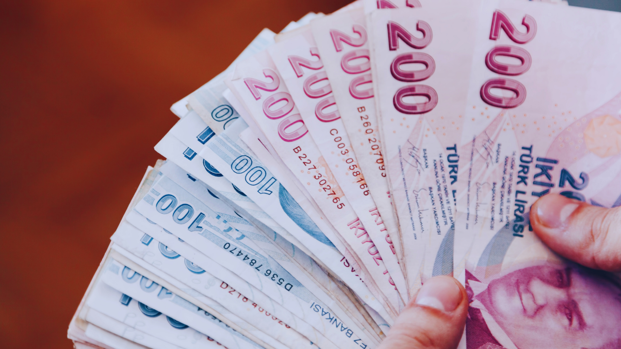 GSS borçları silinecek mi?
Genel Sağlık Sigortası (GSS) borçları, özellikle ödeme gücü düşük vatandaşlar için ciddi bir problem olmaya devam ediyor. Ancak, hükümetin hazırladığı yeni bir düzenlemeyle birlikte, milyonlarca kişinin birikmiş GSS borçları ya tamamen silinecek ya da ileri bir tarihe ertelenecek.