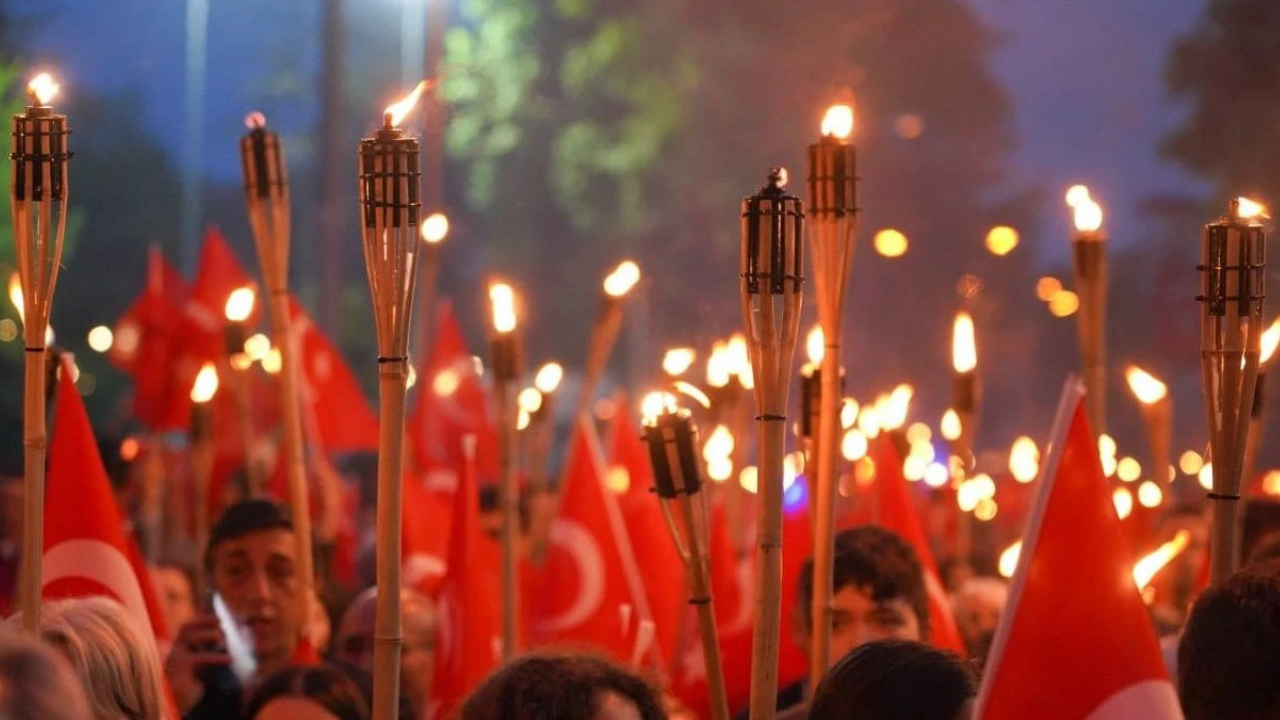 Yüzlerce Salihlili vatandaşın ellerinde Türk bayrakları, fenerler ve meşalelerle katılacağı bu coşkulu yürüyüş, Atatürk Kent Meydanı'nda son bulacak.