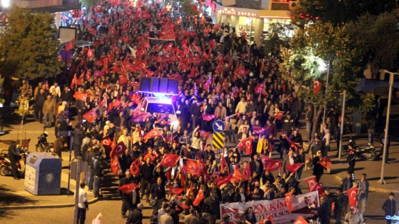 Coşku Fener Alayı ile Doruklara Çıkacak
Kutlamaların milli birlik ve beraberlik ruhunu en güçlü şekilde yansıtacak doruk noktası ise, Cumhuriyet'in kuruluş yıl dönümü olan 29 Ekim Çarşamba günü yaşanacak.