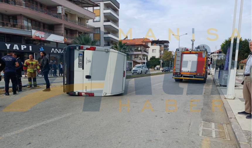 Kontrolden çıkan hafif ticari araç orta refüje çıkarak aydınlatma direğine çarpıp devrildi: