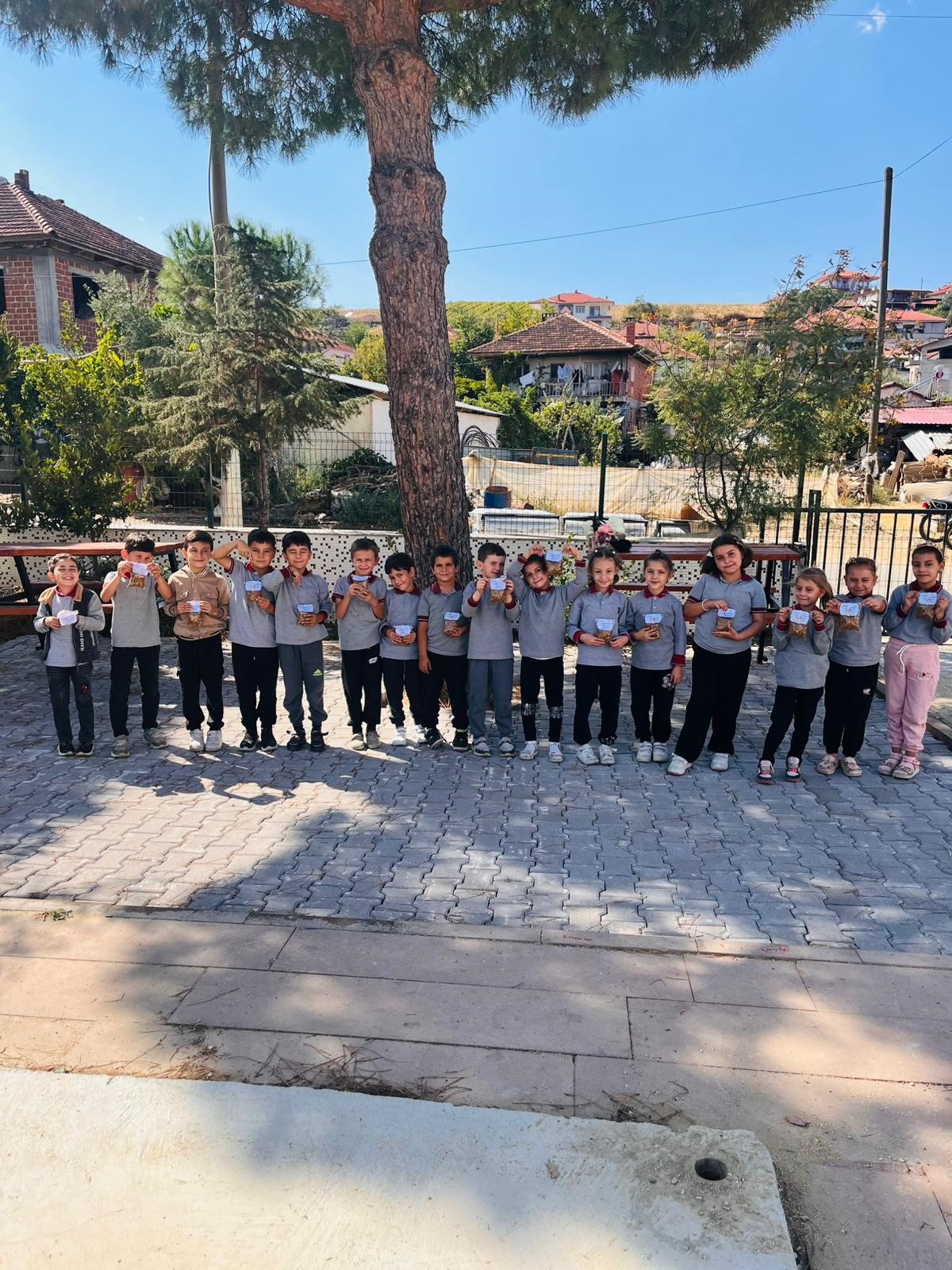 Sarıgöl'de Minik Kalplerden Sokak Hayvanlarına İyilik Dersi (3)