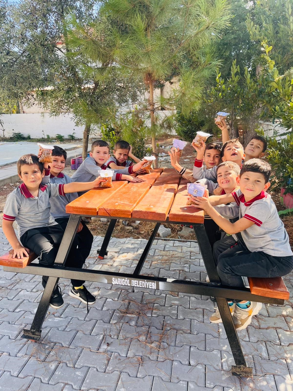 Sarıgöl'de Minik Kalplerden Sokak Hayvanlarına İyilik Dersi (4)