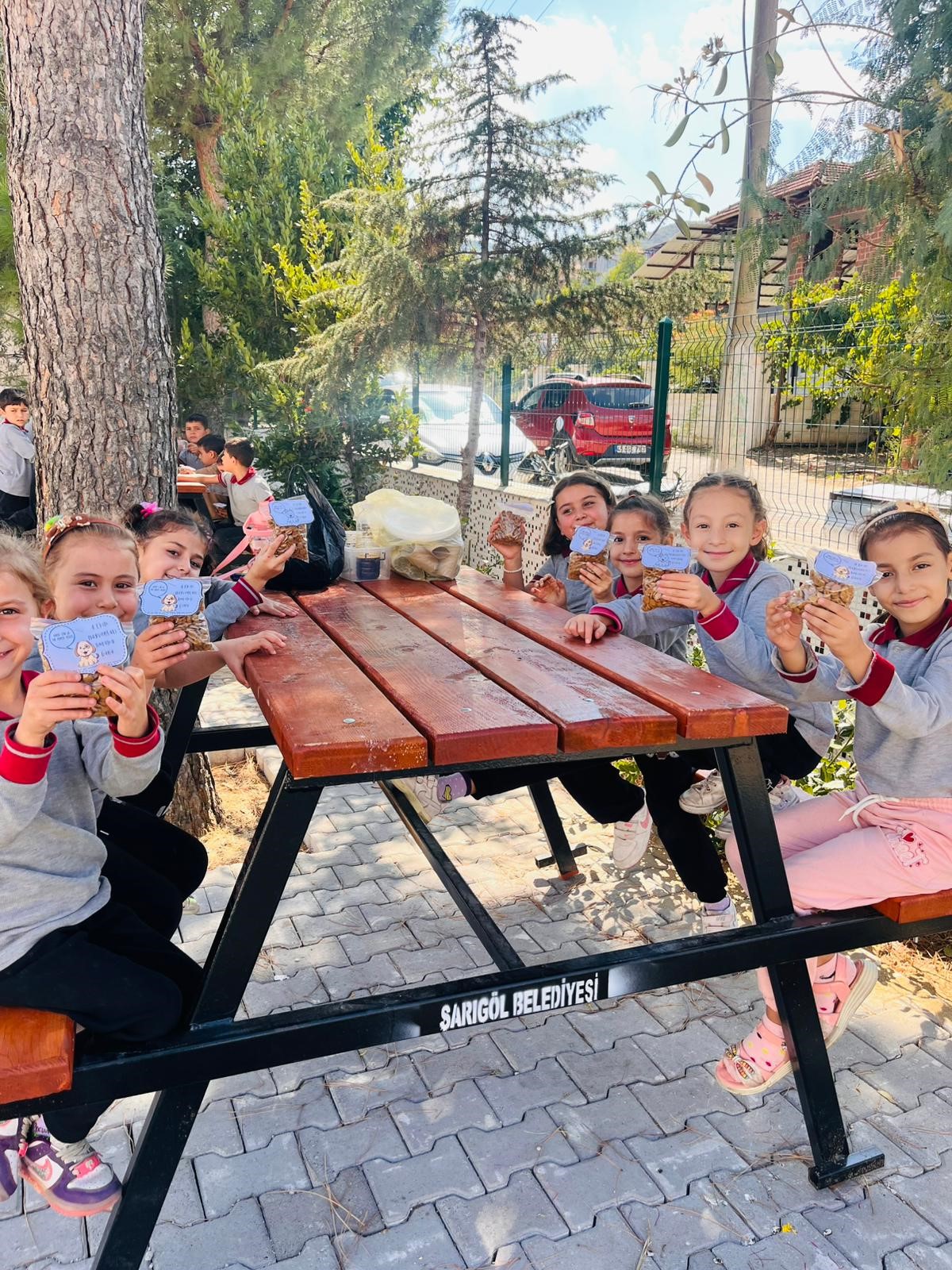 Sarıgöl'de Minik Kalplerden Sokak Hayvanlarına İyilik Dersi (5)