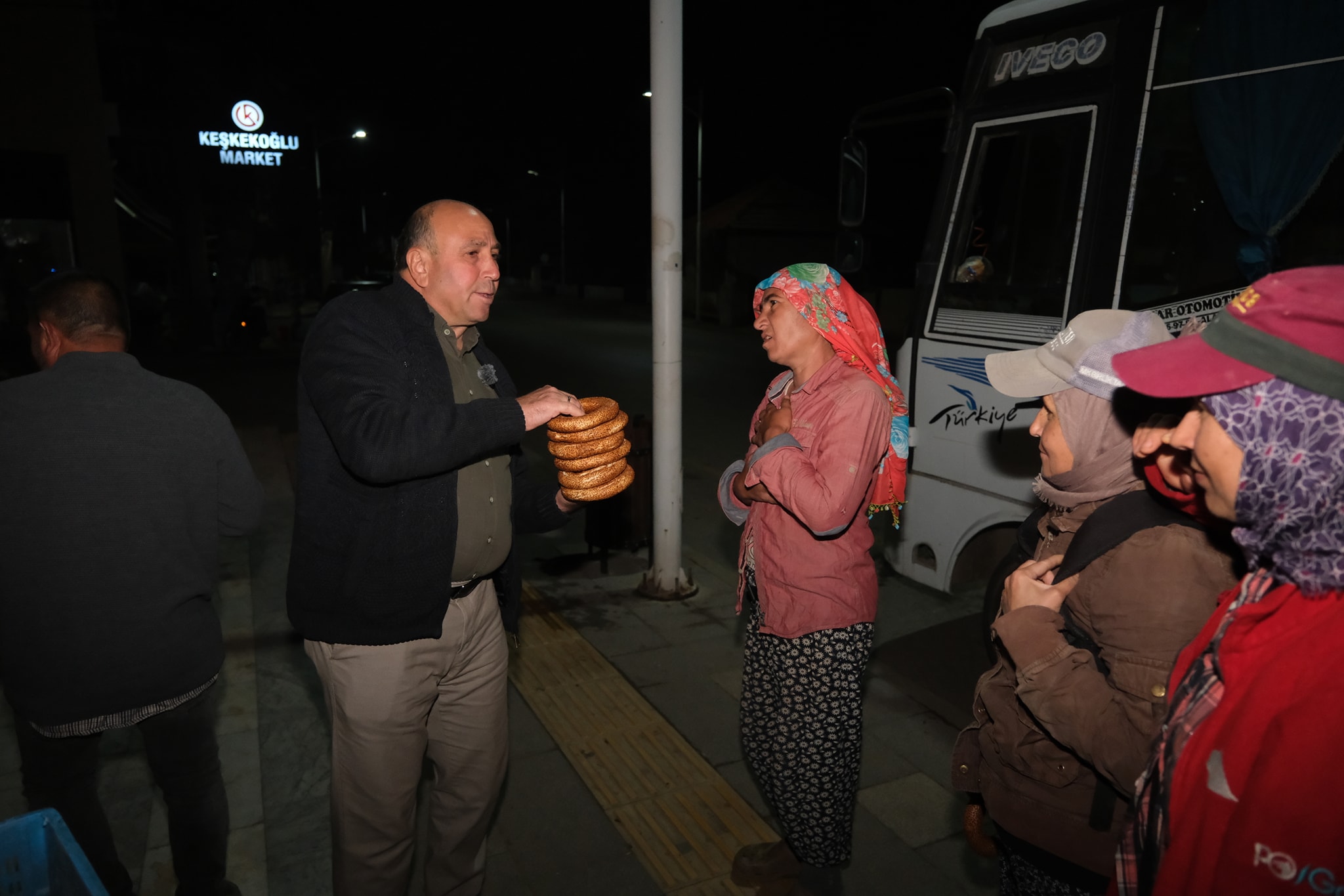 Tahsin Akdeniz Ve Sarıgöl Belediyesi'nden Üzüm İşçilerine Sabah Ziyareti (2)