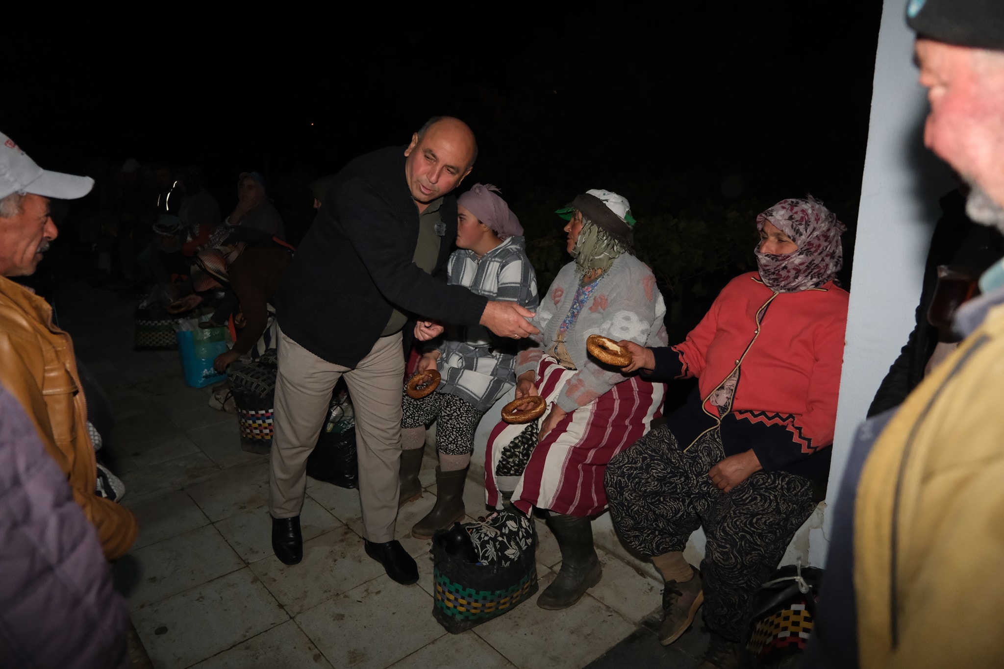 Tahsin Akdeniz Ve Sarıgöl Belediyesi'nden Üzüm İşçilerine Sabah Ziyareti (3)