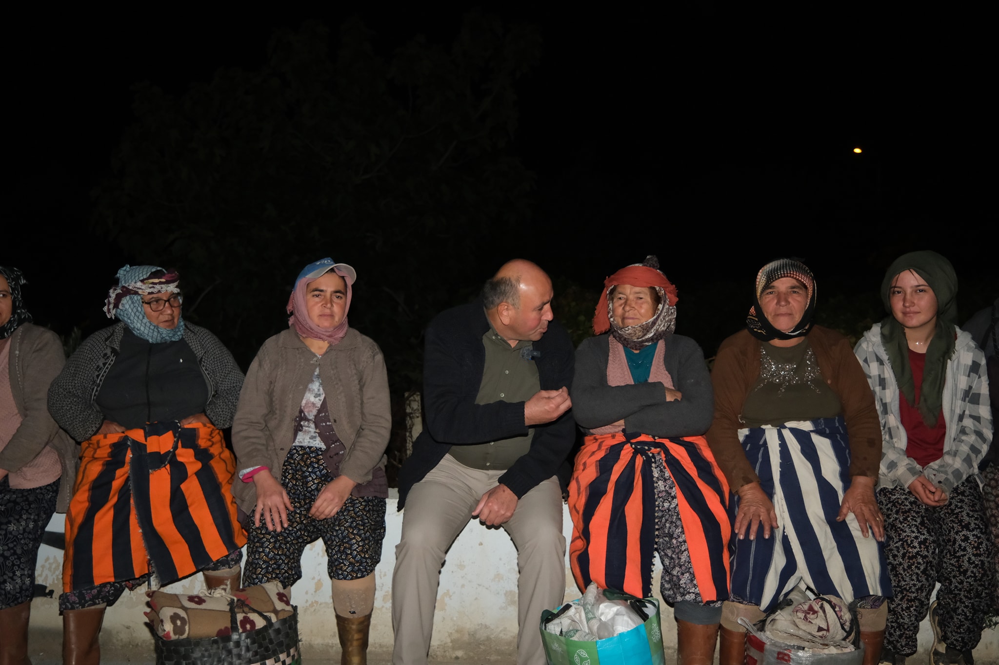 Tahsin Akdeniz Ve Sarıgöl Belediyesi'nden Üzüm İşçilerine Sabah Ziyareti (7)
