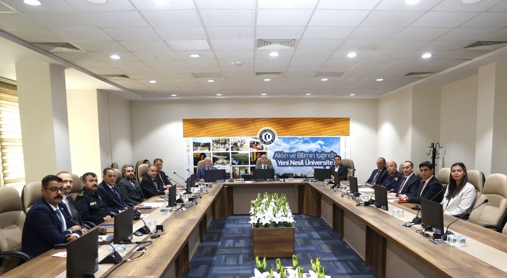 Uşak Üniversitesi Ev Sahipliğinde Güvenlik Tedbirleri Toplantısı Yapıldı (1)